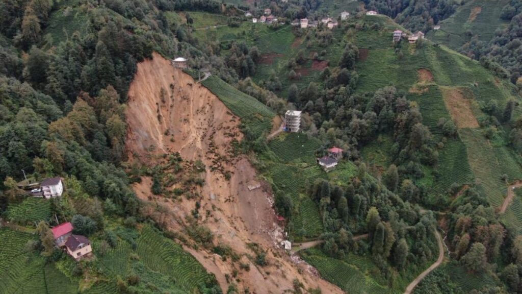 rizedeki heyelan ders oldu hasarli evini yikmayan tapu alamayacak YlWFNtWN