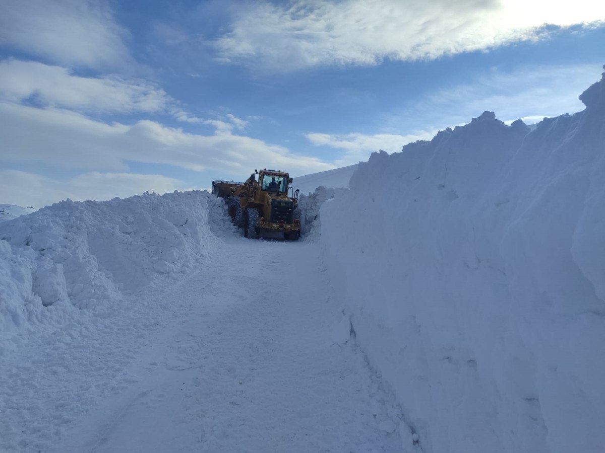 Van-İran sınırında, 3 metrelik karla mücadele 1 van iran sinirinda 3 metrelik karla mucadele 0