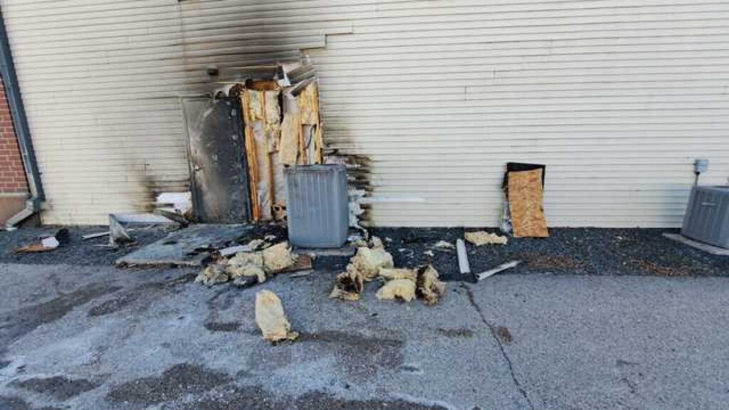 abdde bir genc tiktok yasagini destekleyen vekilin ofisini yakti W5SrYTyN