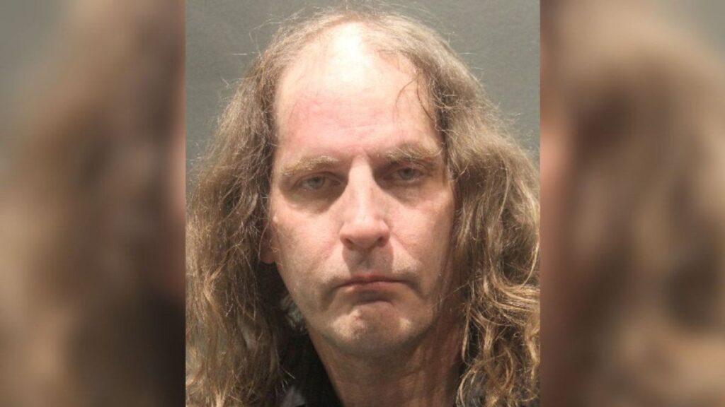 abdde trans oldugunu soyleyip lisede kizlarin soyunma odasina giren sapik sabikali cikti lR6uzTgM