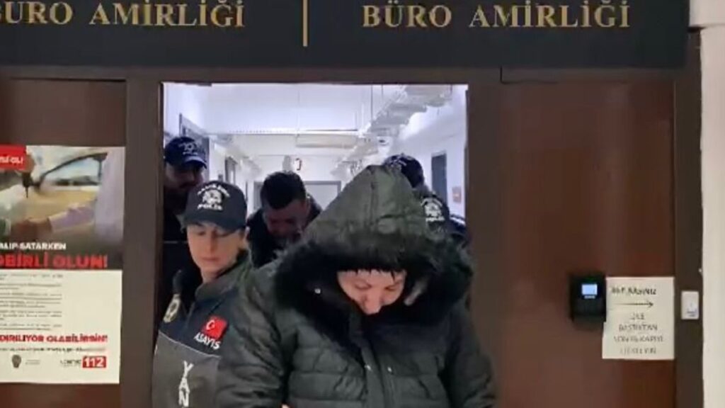 adanada dolandirici sahte hakim ve sevgilisi yakalandi 93IZWIJE