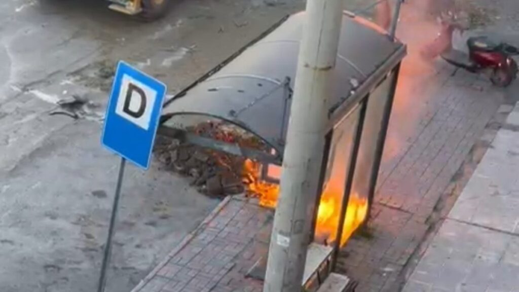 adanada is makinesi elektrik tellerine zarar verince yangin cikti Wyp8euQB