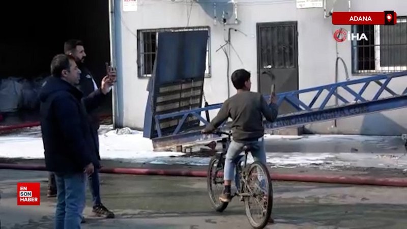 adanada yanginda canlarini hice sayip sosyal medyadan yayin yaptilar Xme1RQNI