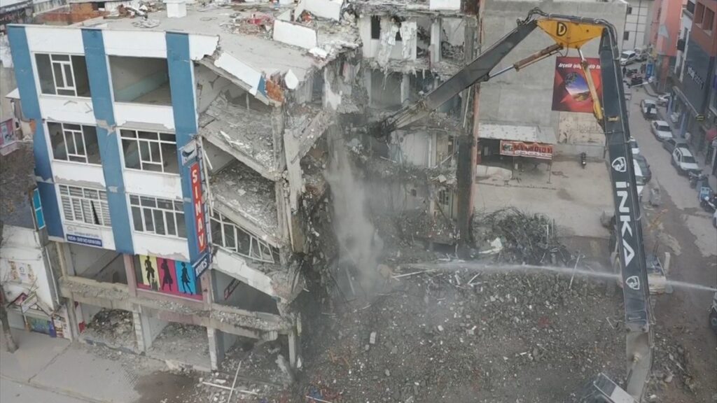 adiyamanda hasarli binalarin yikimi suruyor 3q3VEL4A