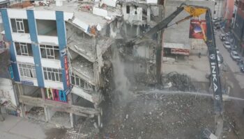 adiyamanda hasarli binalarin yikimi suruyor 3q3VEL4A