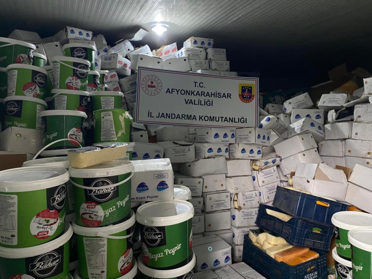 Afyonkarahisar'da 30 ton taklit üretim kaşar ve beyaz peynir ele geçirdi 1 afyonkarahisarda 30 ton taklit uretim kasar ve beyaz peynir ele gecirdi 0 H663wltE