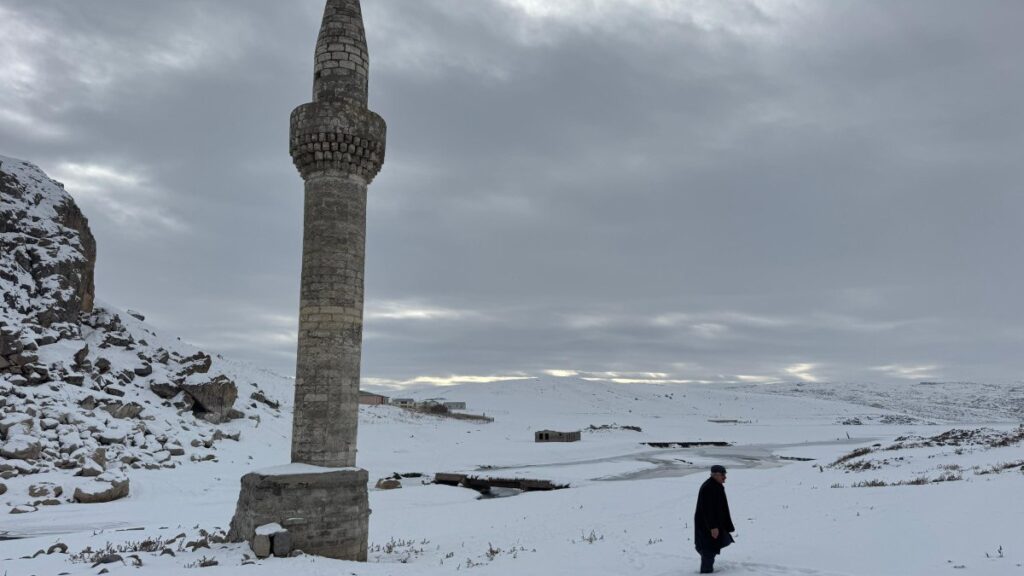 agrida sular altinda kalan cami yeniden gun yuzune cikti g6Cxy128