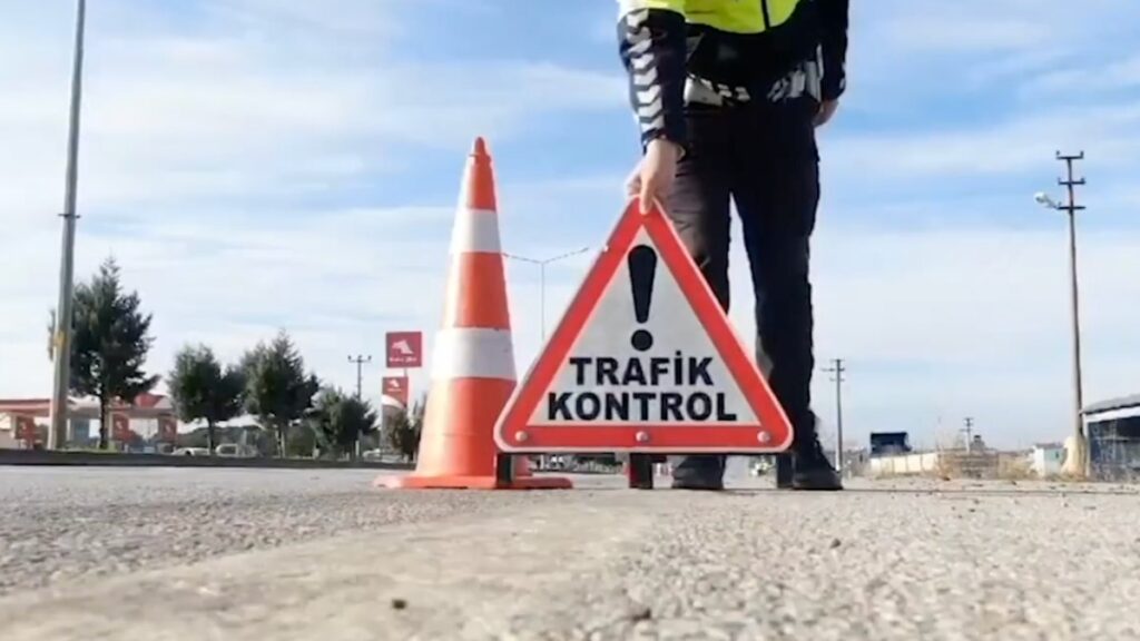ali yerlikaya trafikte 2 milyon 200 bin 922 arac denetlendi FNRkxHIR