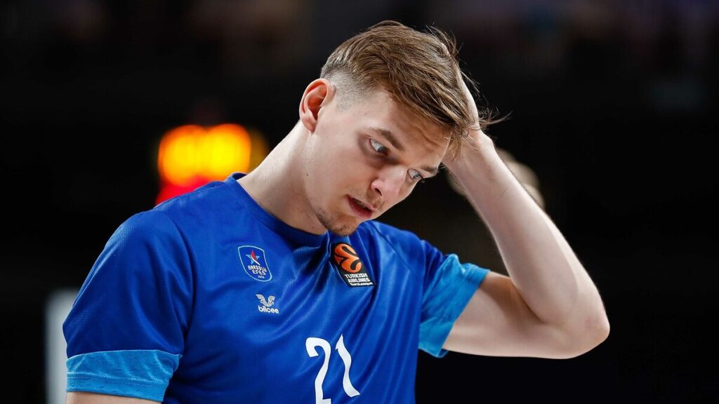 anadolu efes justus hollatz ile vedalasti KjFFv3mI