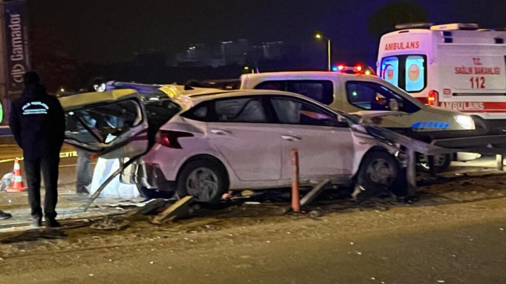 ankarada otomobil bariyerlere saplandi 1 olu JDmgP9Qg