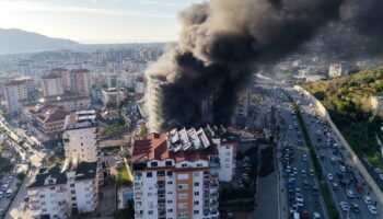 antalyada cikan yanginda binada hasar olustu ViA6nv2e