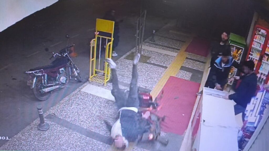 antalyada kaldirimda kavga eden grubun arasina motosikletle daldi pf45NSPl