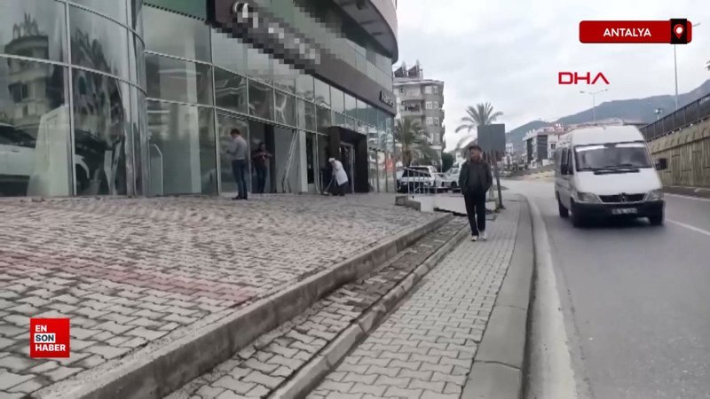 antalyada kamyonetle carpisan otomobil bayiye daldi 1cq5VBrX