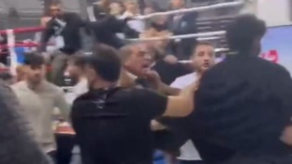 antalyada kick boks sampiyonasinda kavga 4 hakem yaralandi 4BrFxLES