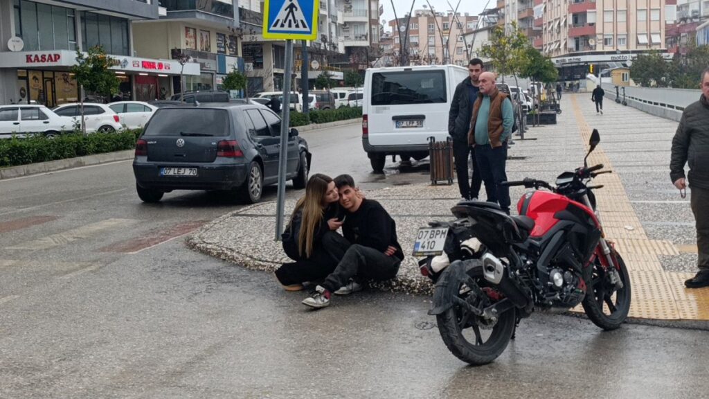 antalyada yaralanan motosiklet surucusunu kiz arkadasi teselli etti pVsimukU