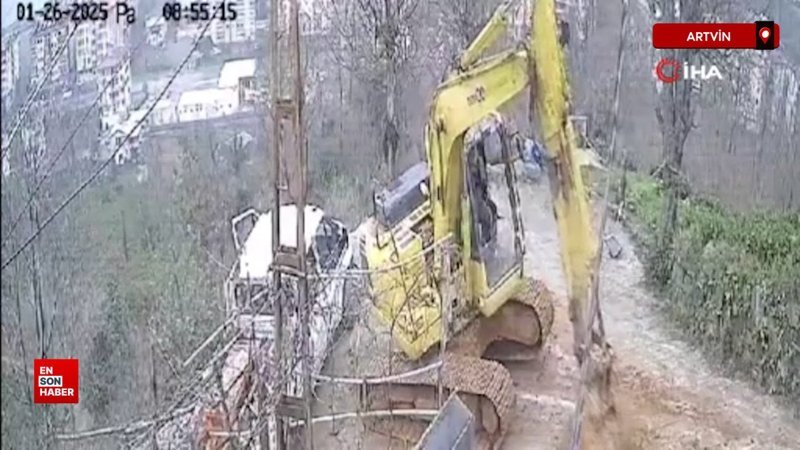 artvinde kaygan yolda ekskavator kamyonete carpti E8zTGD8R