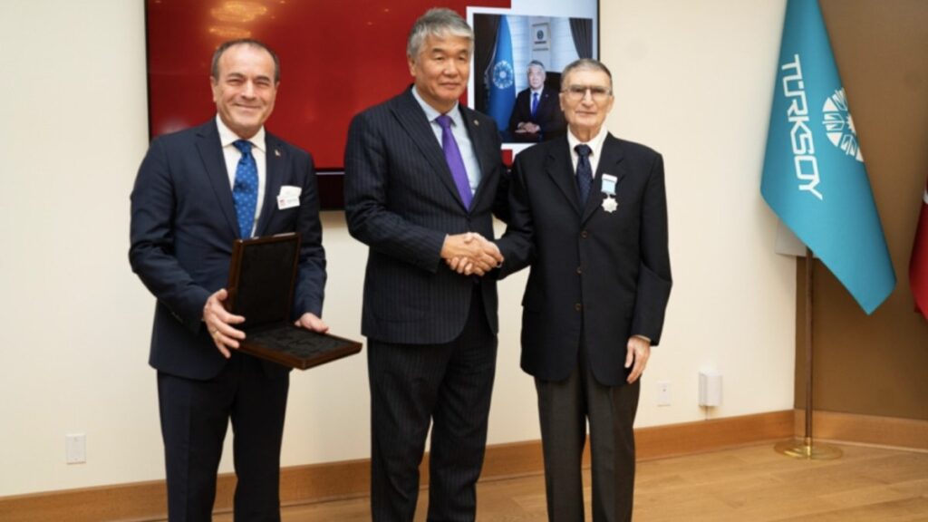 aziz sancara turk dunyasi kultur elcisi unvani takdim edildi LBZanPxc