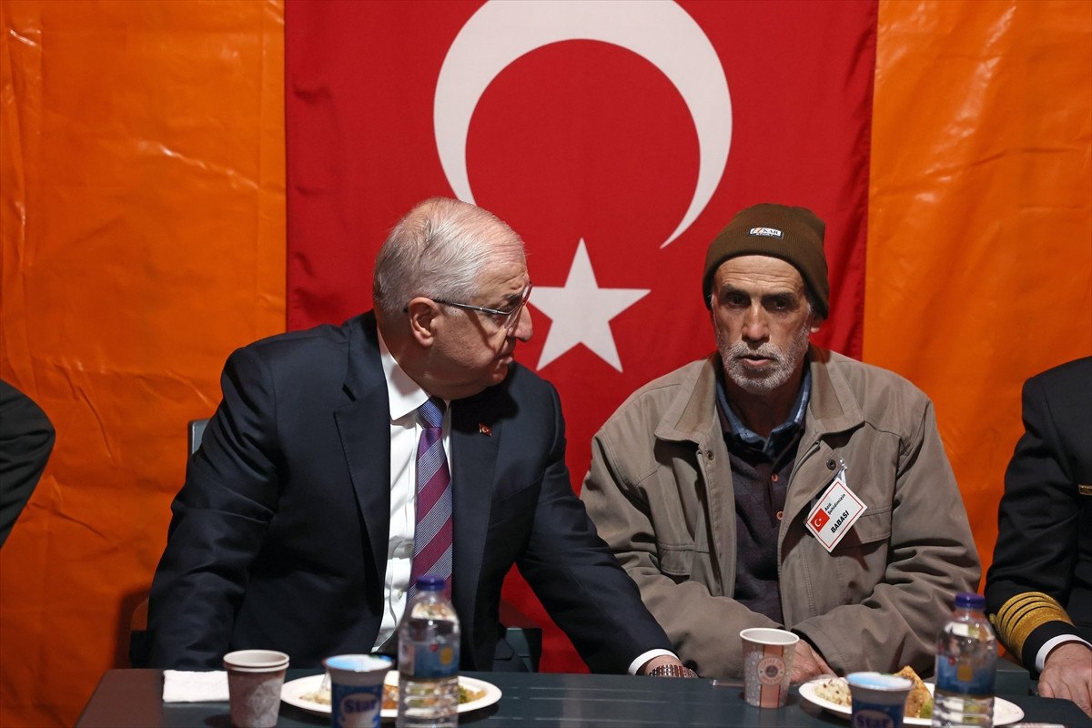 Bakan Güler, Şehit Astsubay Akıncı'nın baba evini ziyuaret etti 1 bakan guler sehit astsubay akincinin baba evini ziyuaret etti 0 ipX2SY1I