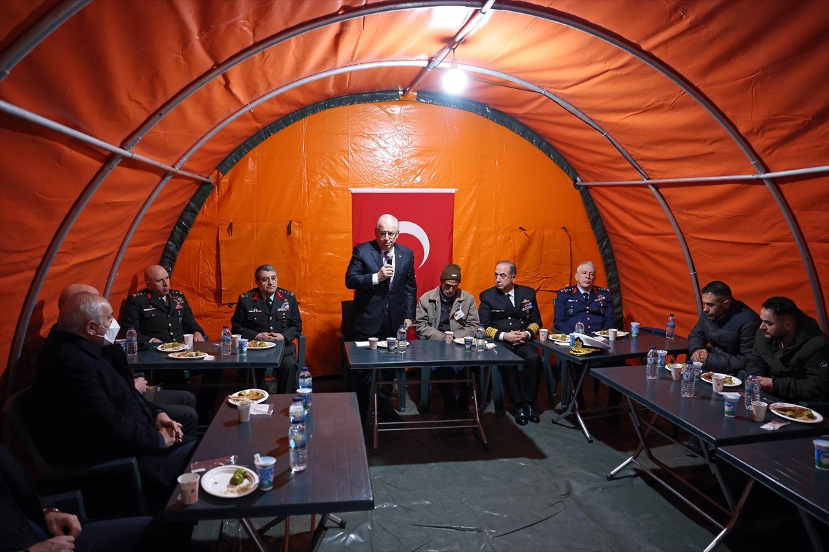 Bakan Güler, Şehit Astsubay Akıncı'nın baba evini ziyuaret etti 2 bakan guler sehit astsubay akincinin baba evini ziyuaret etti 1 phzKNqiR