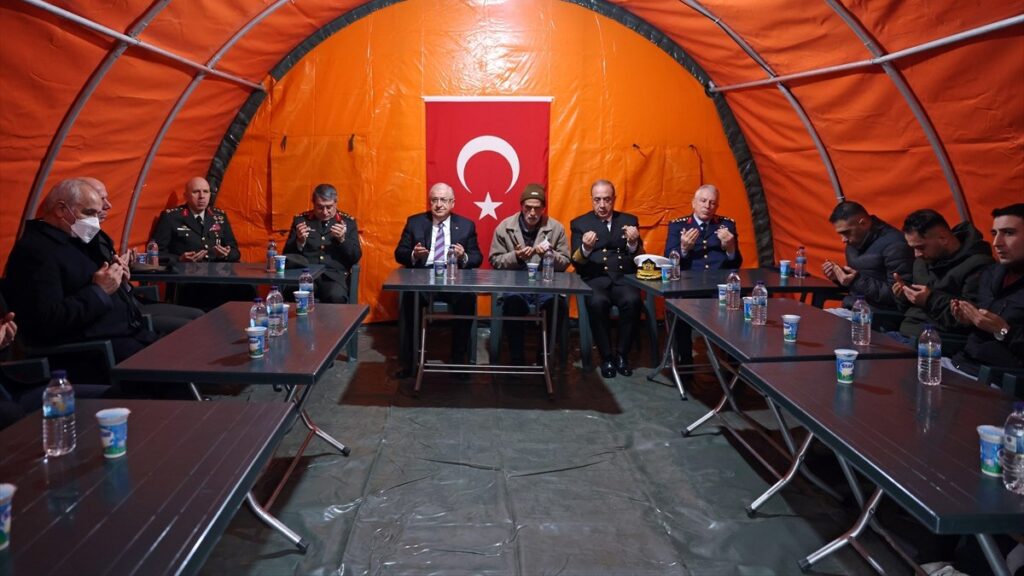 bakan guler sehit astsubay akincinin baba evini ziyuaret etti tsNfeKd1