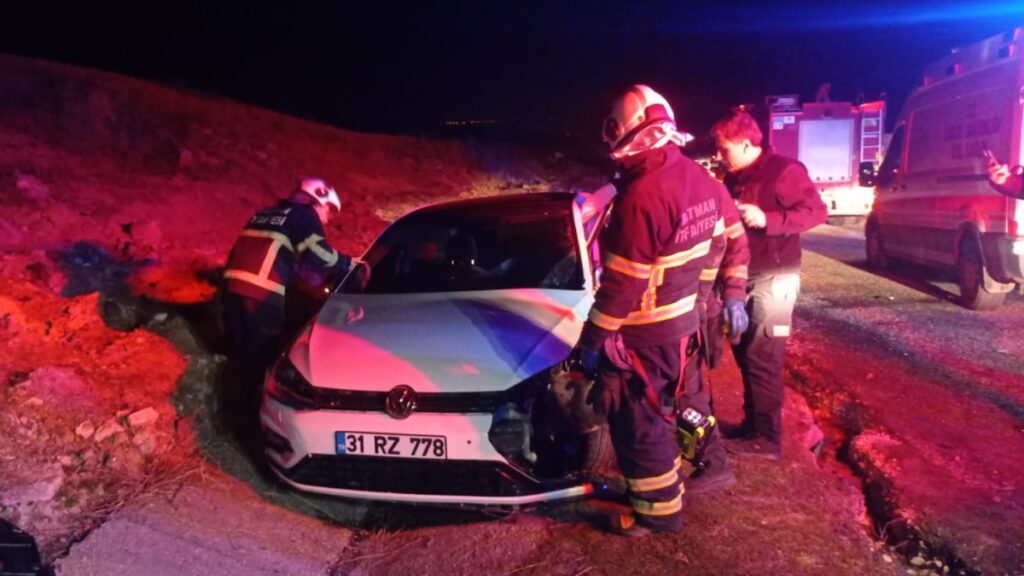 batmanda hafif ticari arac ile otomobilin carpistigi kazada 4 kisi yaralandi ukL1Psbg