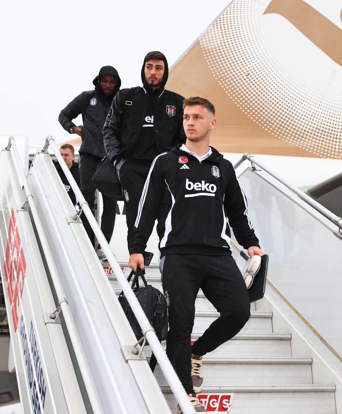 Beşiktaş kafilesi, Antalya'ya geldi 1 besiktas kafilesi antalyaya geldi 0 JrGPfGf5