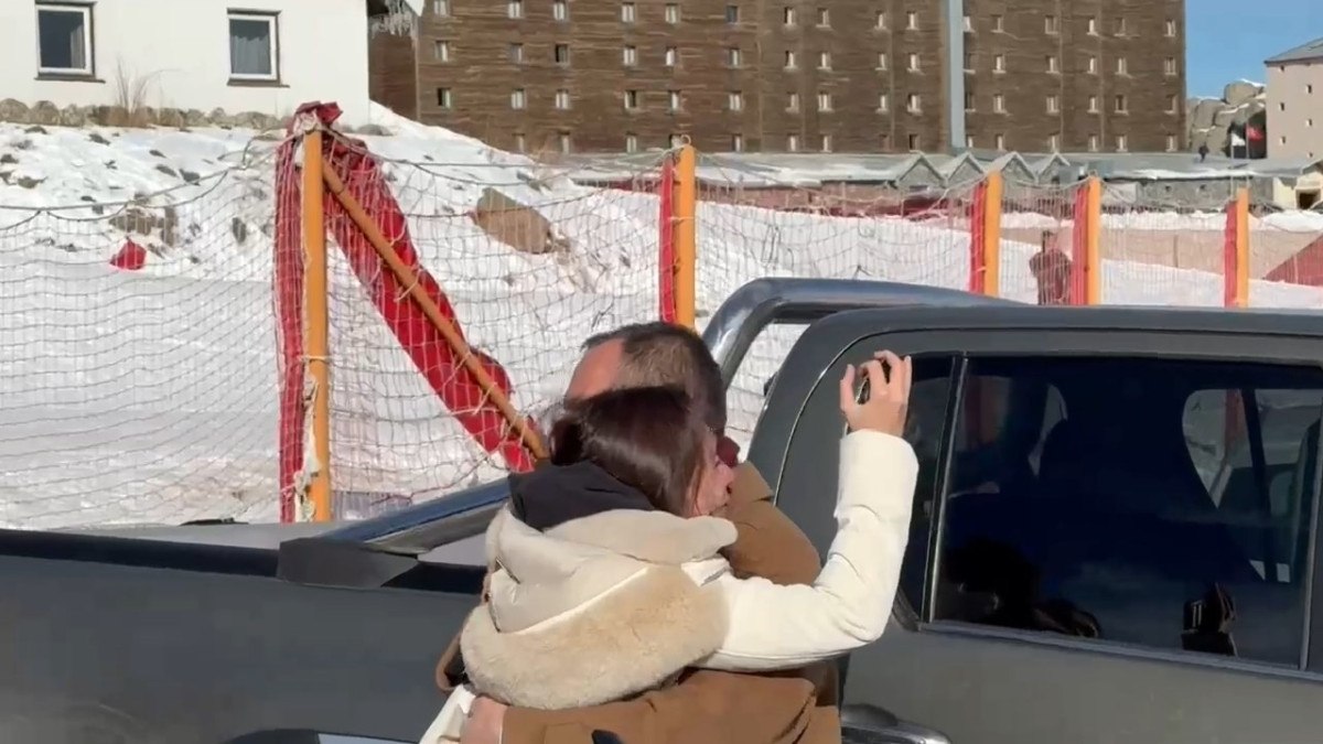 Bolu Kartalkaya'da yanan otelin önünde acı bekleyiş 1 bolu kartalkayada yanan otelin onunde aci bekleyis 0 7qBbw8E5