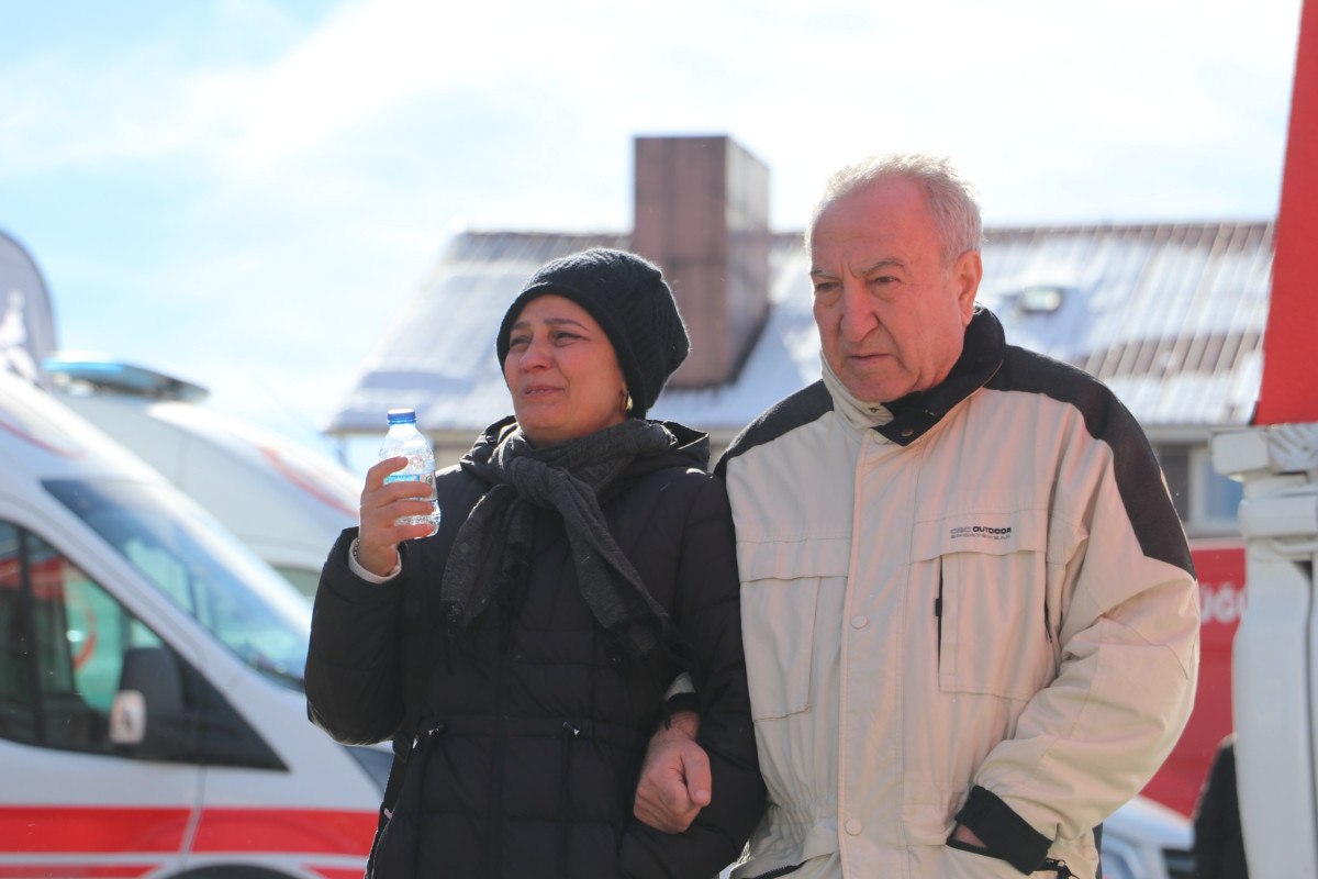 Bolu Kartalkaya'da yanan otelin önünde acı bekleyiş 5 bolu kartalkayada yanan otelin onunde aci bekleyis 4 ps2yeldg