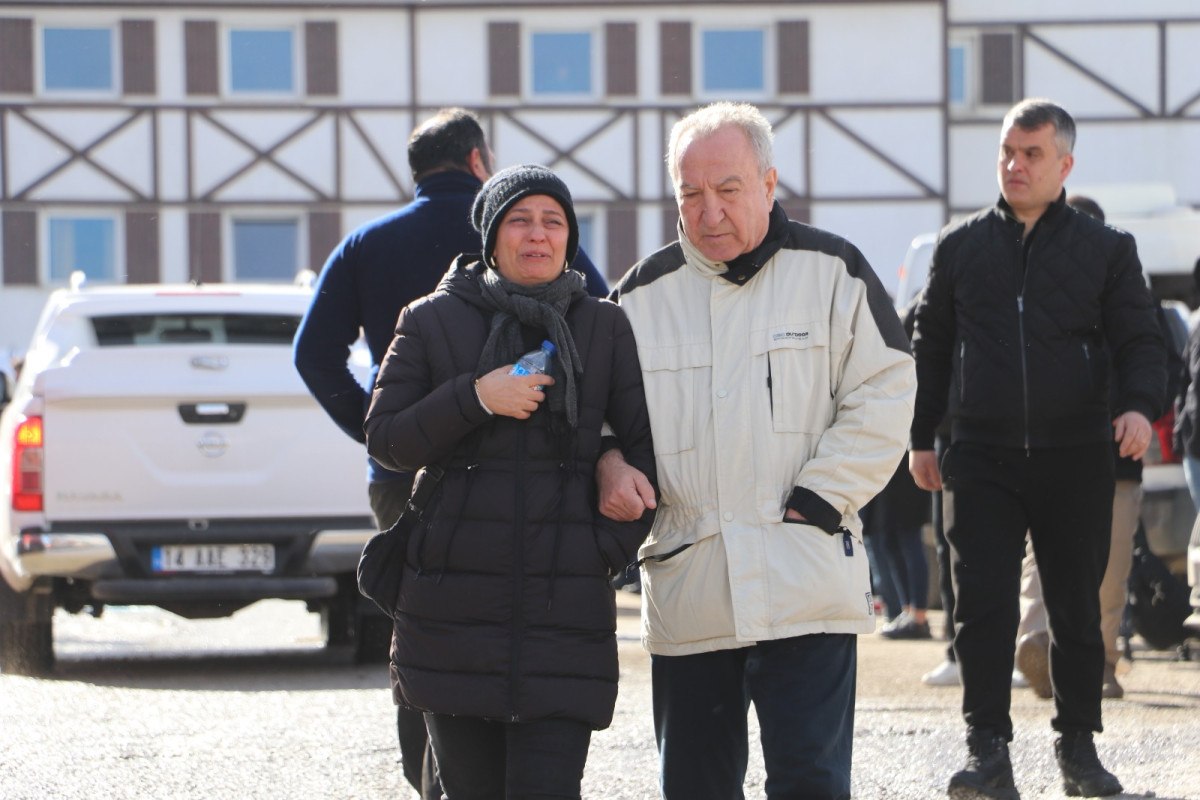 Bolu Kartalkaya'da yanan otelin önünde acı bekleyiş 9 bolu kartalkayada yanan otelin onunde aci bekleyis 8 P4HCgzQW