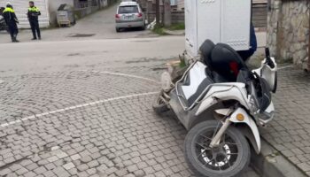 boluda ceza yiyen ehliyetsiz surucu ofkesini motosikletten cikardi 8R1pyPrQ