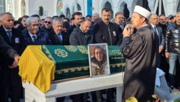 boluda esini ve cocuklarini kaybetti vucudunda kiriklarla cenazeye geldi vp8RNKkr