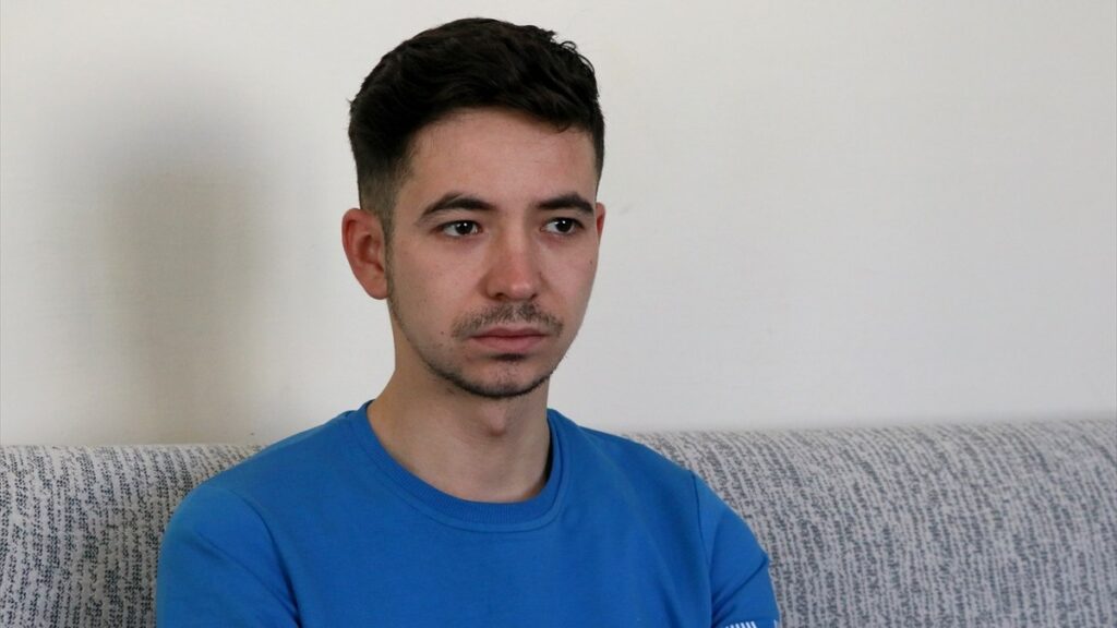 boluda yanan otelin ascisi yangin merdivenlerinin kapisi tahtaydi ZVX3VfL6