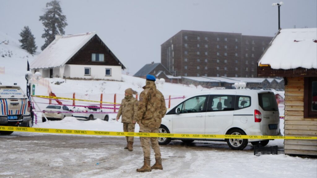 boludaki otelde yangin faciasi sonrasi ekipler cekilmeye basladi CQxFyymR