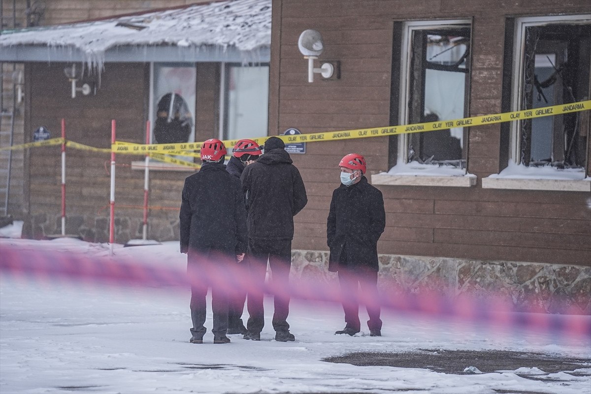 Bolu'daki yangınla ilgili görevlendirilen bilirkişi heyeti, oteldeki incelemelerini tamamladı 2 boludaki yanginla ilgili gorevlendirilen bilirkisi heyeti oteldeki incelemelerini tamamladi 1 C721t5jB