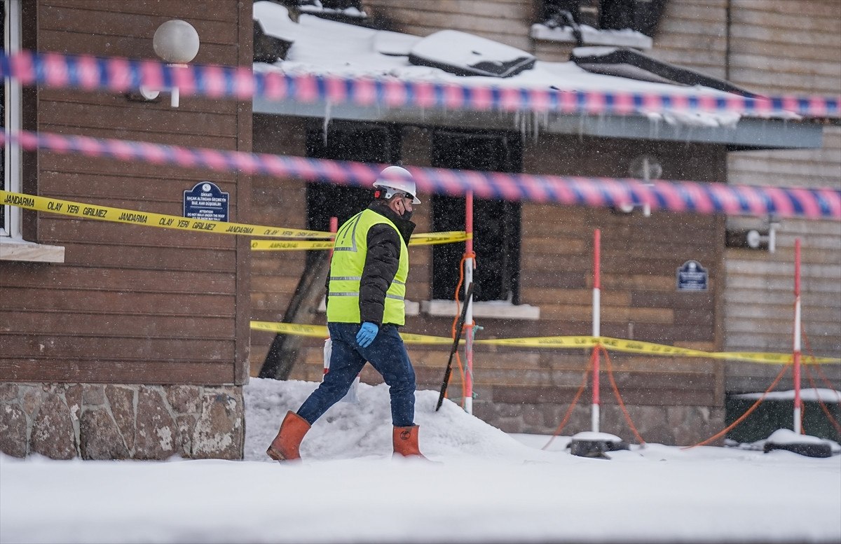 Bolu'daki yangınla ilgili görevlendirilen bilirkişi heyeti, oteldeki incelemelerini tamamladı 3 boludaki yanginla ilgili gorevlendirilen bilirkisi heyeti oteldeki incelemelerini tamamladi 2 65EyXyqC