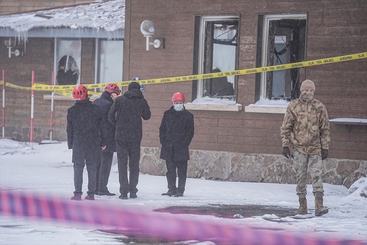 Bolu'daki yangınla ilgili görevlendirilen bilirkişi heyeti, oteldeki incelemelerini tamamladı 5 boludaki yanginla ilgili gorevlendirilen bilirkisi heyeti oteldeki incelemelerini tamamladi 4 99Nvwk57