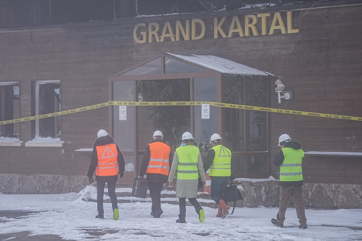 Bolu'daki yangınla ilgili görevlendirilen bilirkişi heyeti, oteldeki incelemelerini tamamladı 7 boludaki yanginla ilgili gorevlendirilen bilirkisi heyeti oteldeki incelemelerini tamamladi 6 H7kibiwd