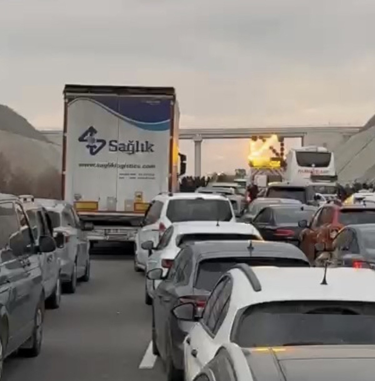 bursa izmir otobaninda kaza sonrasi yol trafige kapandi 1 aYv4S3s8