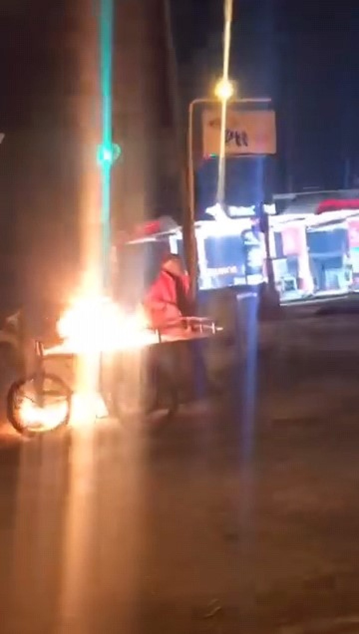 bursada meyve sattigi seyyar tezgahini atese verdi 0 tnl2PZjN