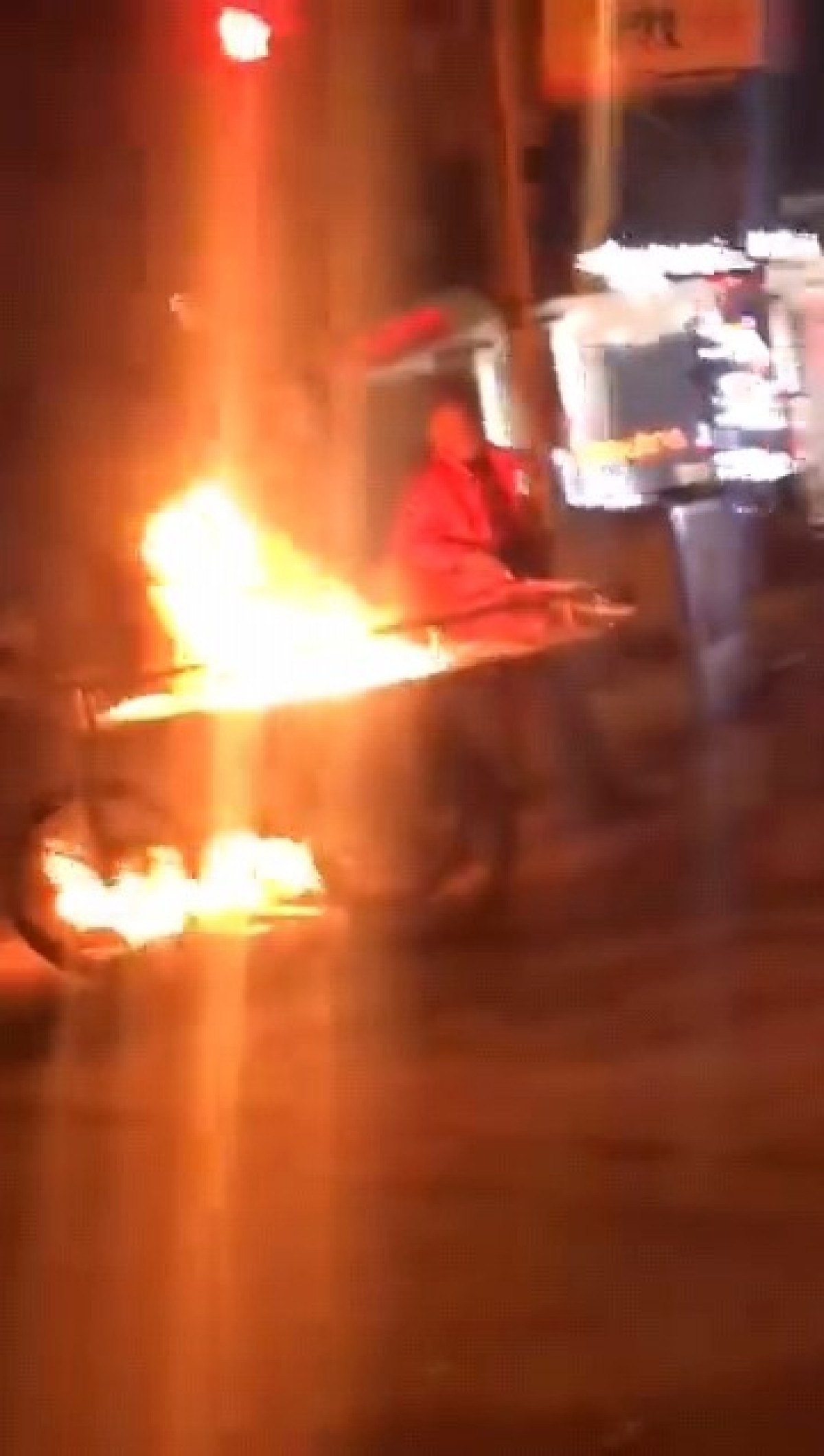 bursada meyve sattigi seyyar tezgahini atese verdi 1 AgHJJSme