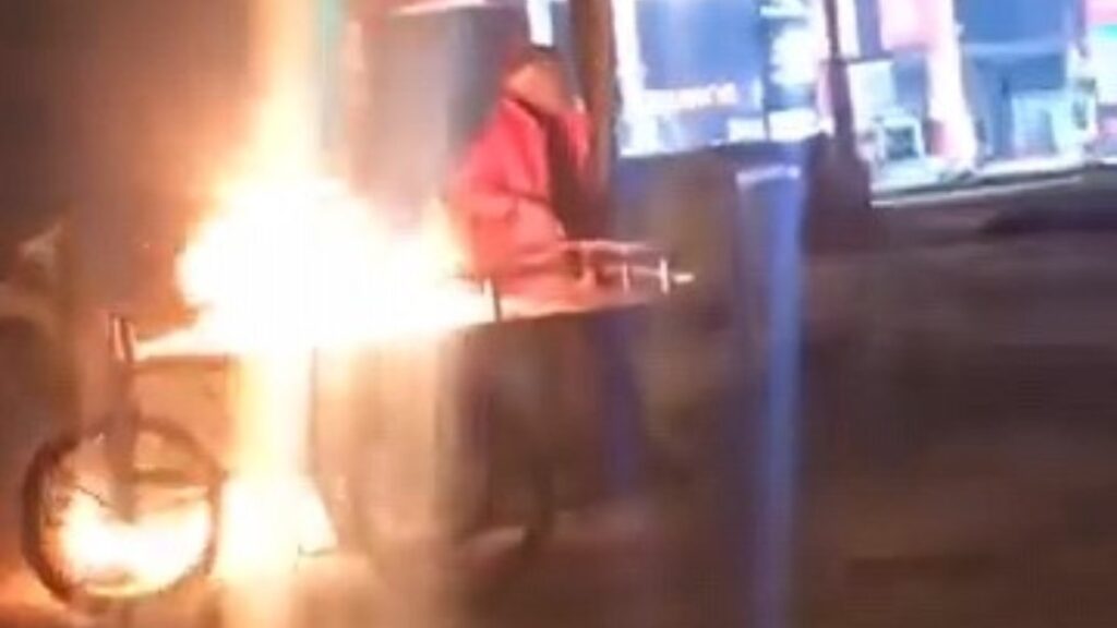 bursada meyve sattigi seyyar tezgahini atese verdi uCGLx86V