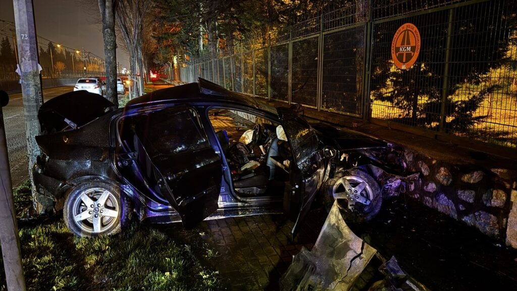 bursada otomobil once agaca sonra direge carpti 2 agir yarali jL2JkxbO