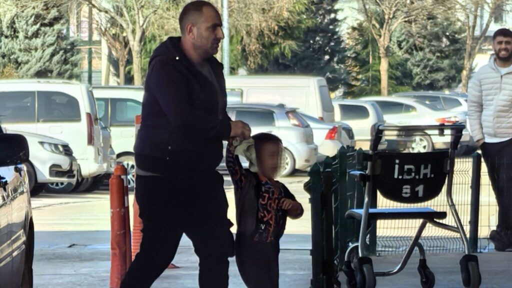 bursada parkin demir kapisina elini sikistirdi aTMYQgpT