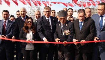 chpden izmire bir heykel daha cemil tugay acilisi yapti mrn6uj3X