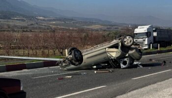 denizlide aydinlatma diregine carpan otomobil takla atti hBBwmwsu