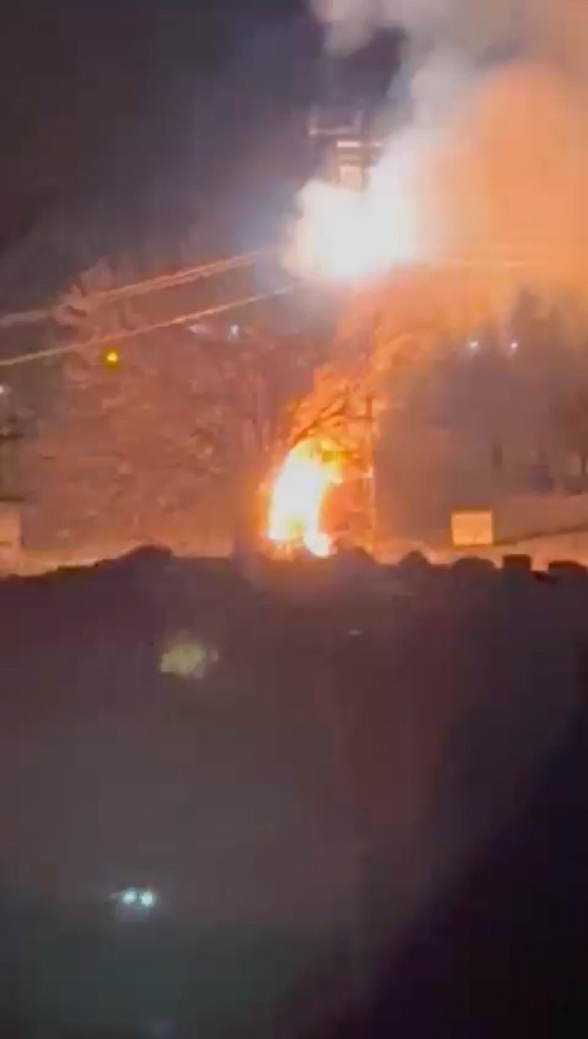 Diyarbakır'da, elektrik trafosu patladı 2 diyarbakirda elektrik trafosu patladi 1 34fWk1nz