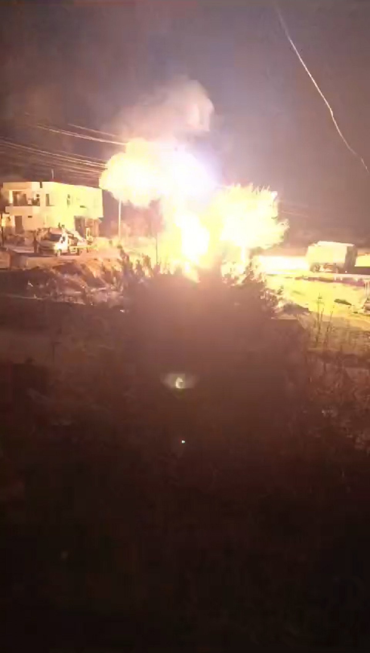 Diyarbakır'da, elektrik trafosu patladı 3 diyarbakirda elektrik trafosu patladi 2 VmykInm6