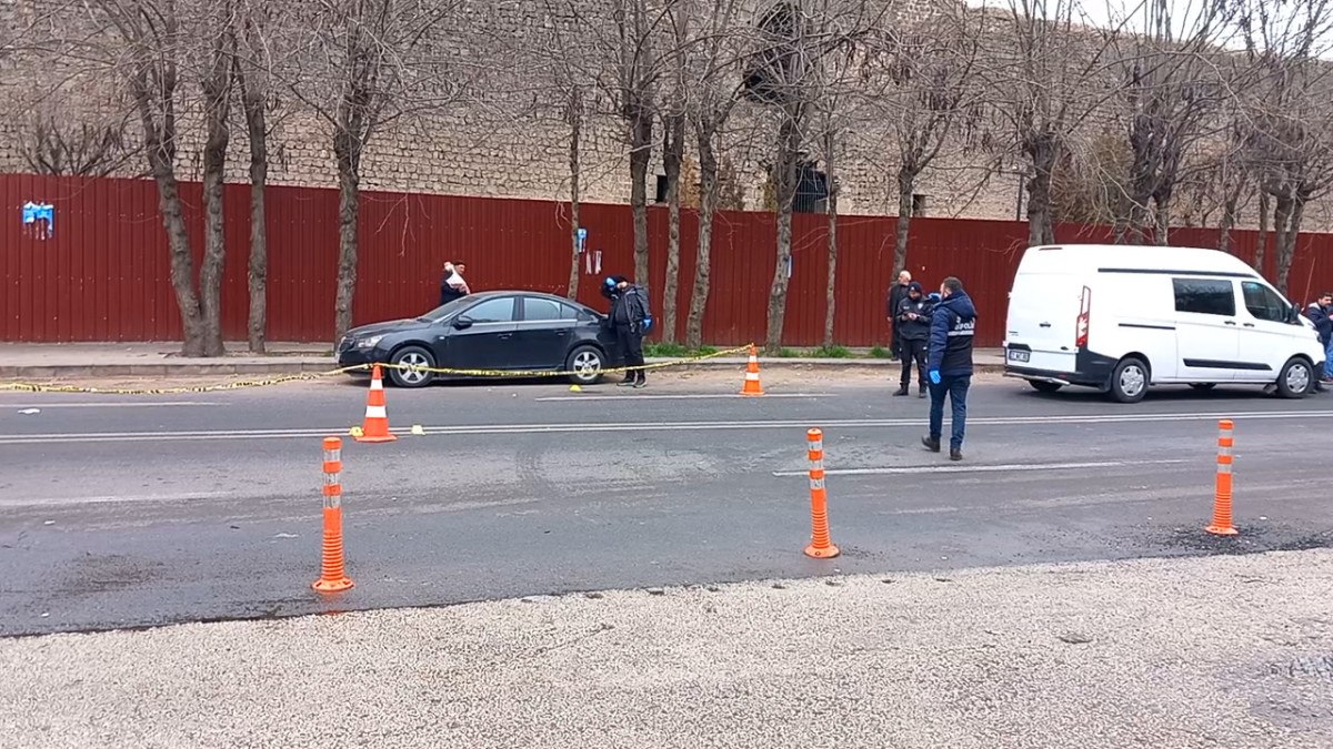 Diyarbakır'da sokakta yürürken uğradığı silahlı saldırıda öldü 1 diyarbakirda sokakta yururken ugradigi silahli saldirida oldu 0 ZURM1Sub