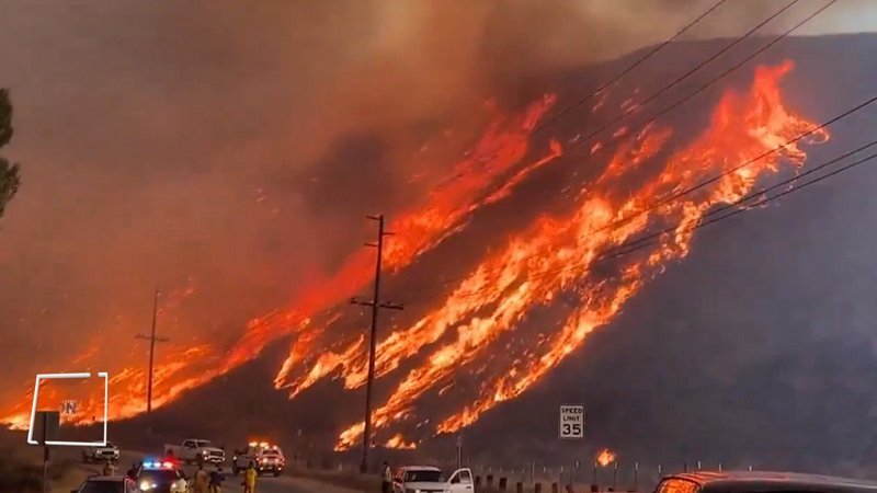 donald trumpin ziyaret etmesi beklenen los angelesta yeni yangin