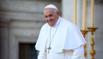 dunya papa gazzedeki hristiyan cemaatini goruntulu aradi JRUUkPIe